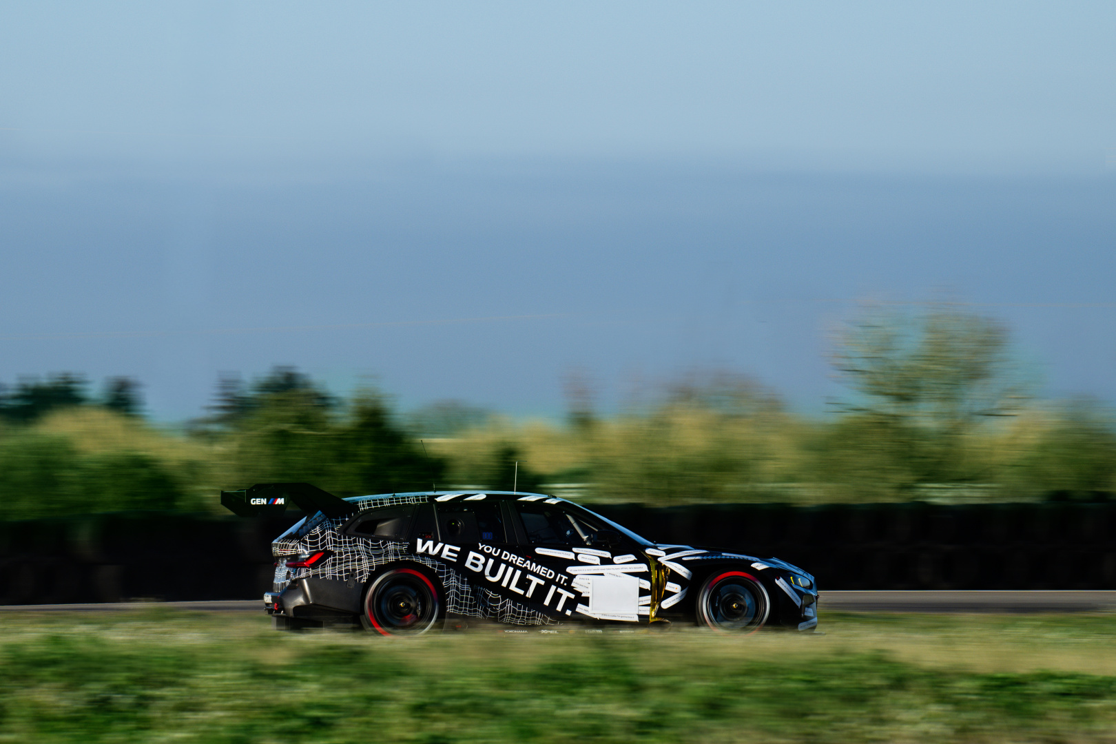 SMALL_P90632521_highRes